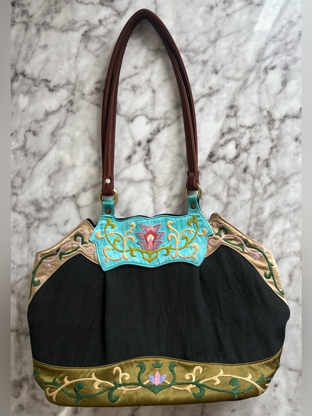 OOVOO Le Thi Hong Tu Y2K Hand Embroidered Silk Leather Shoulder Bag